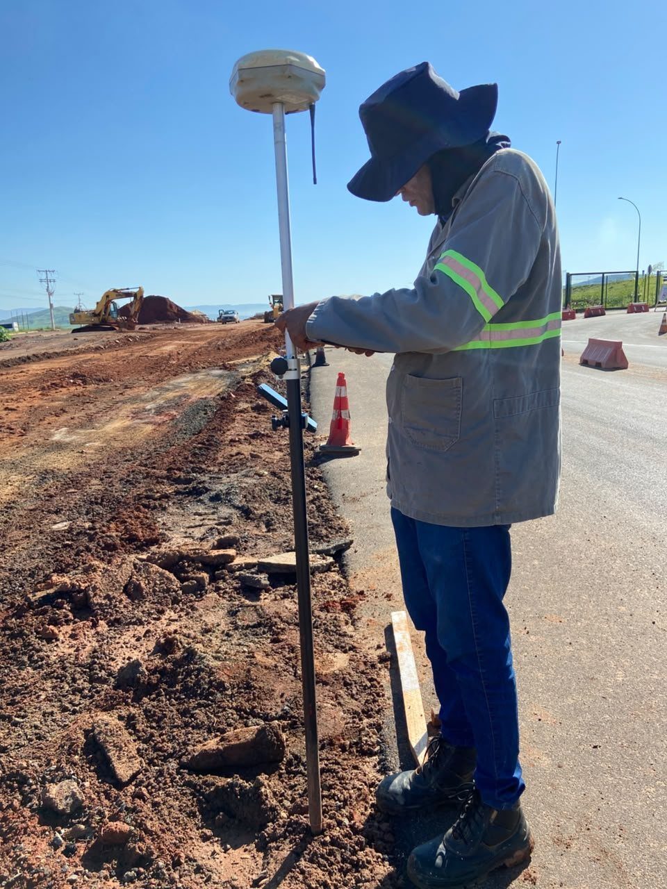Registro do trabalho topográfico da Groma ao longo da via em execução.