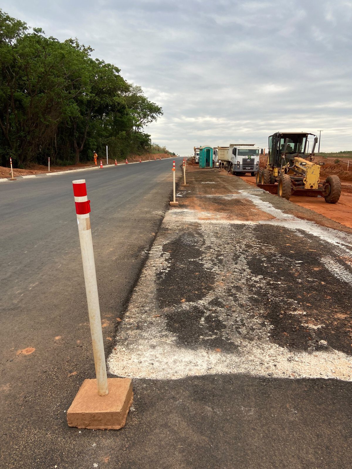 Frentes de pavimentação e movimentação de equipamentos na obra executada pela Terrayama.